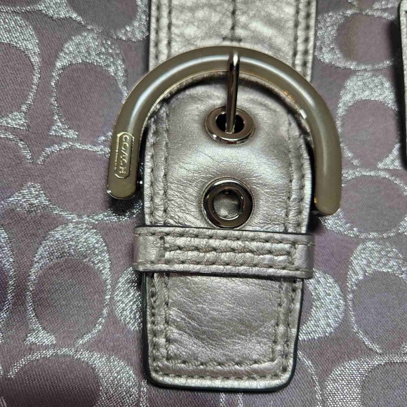 Vintage 2011 Coach Soho East West Signature Tote - Lilac & Metallic Silver - Picture 8 of 16